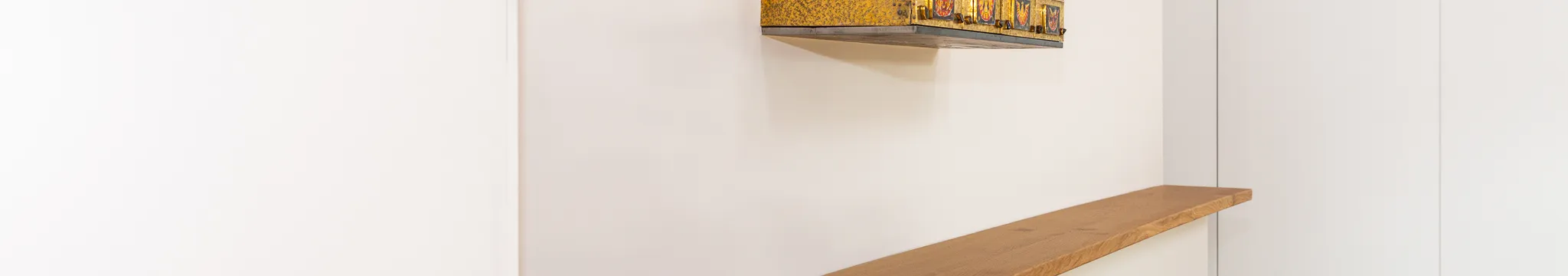 Komplettausstattung einer Kirche – in Eiche, Porzellanweiß und Taupe – Bild 3