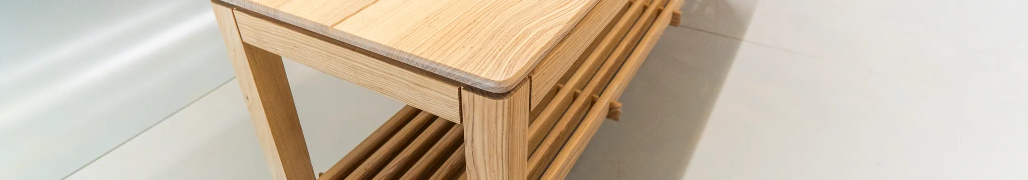 Stummer Diener aus Holz mit Bank – Bild 4