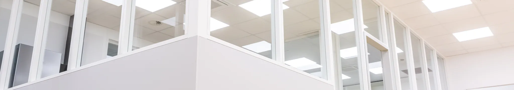 Modernisierung und Neugestaltung von Büroräumen mit Glas- und Holzelementen – Bild 2