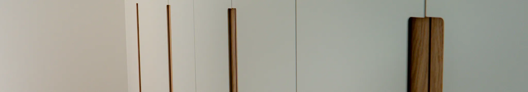 Einbau-Kleiderschrank und Ausstattung eines Schlafzimmers – Bild 6