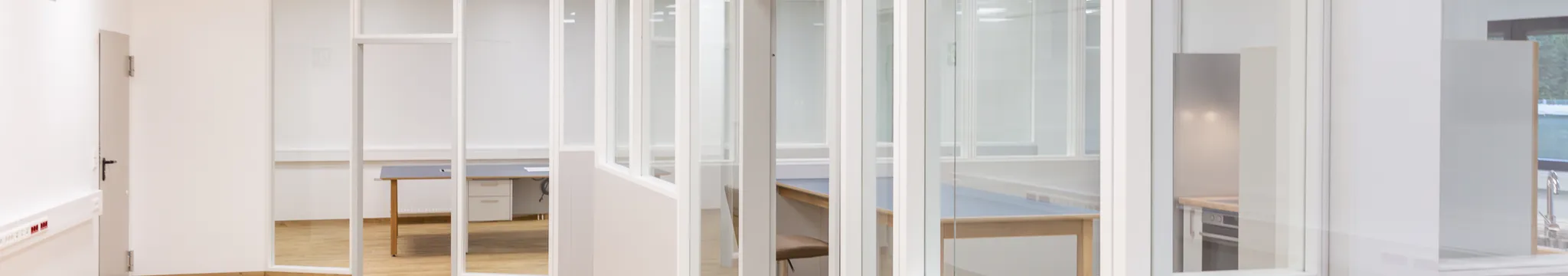 Modernisierung und Neugestaltung von Büroräumen mit Glas- und Holzelementen – Bild 1
