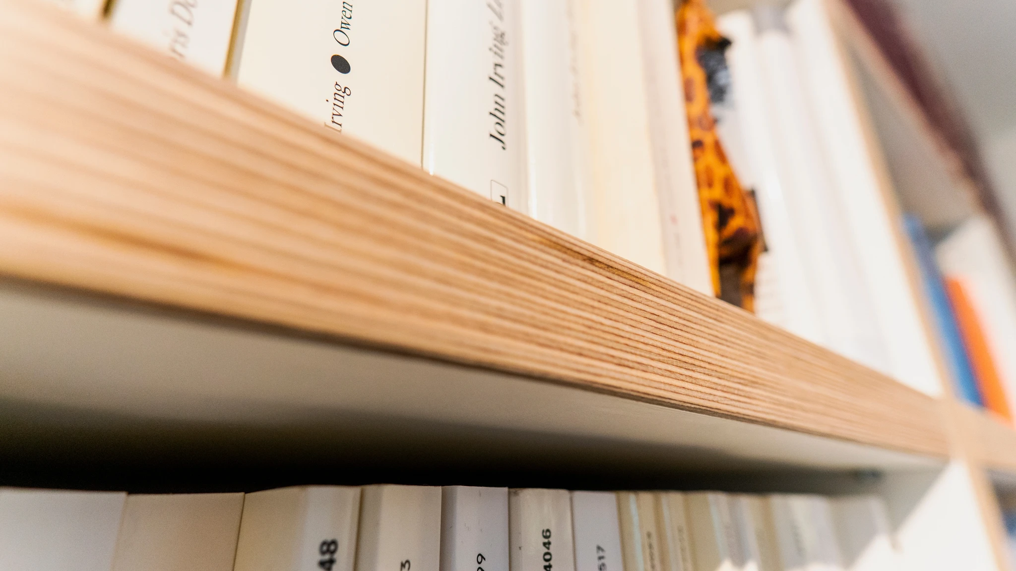 Bücherregal aus Multiplex mit weißer HPL-Oberfläche – Bild 1