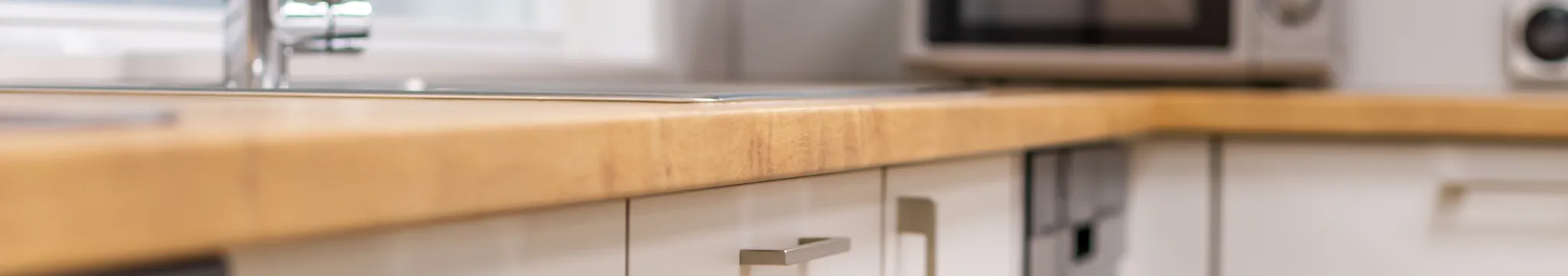 Modernisierung und Neugestaltung von Büroräumen mit Glas- und Holzelementen – Bild 7