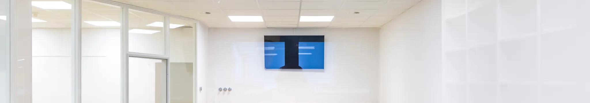 Modernisierung und Neugestaltung von Büroräumen mit Glas- und Holzelementen – Bild 5