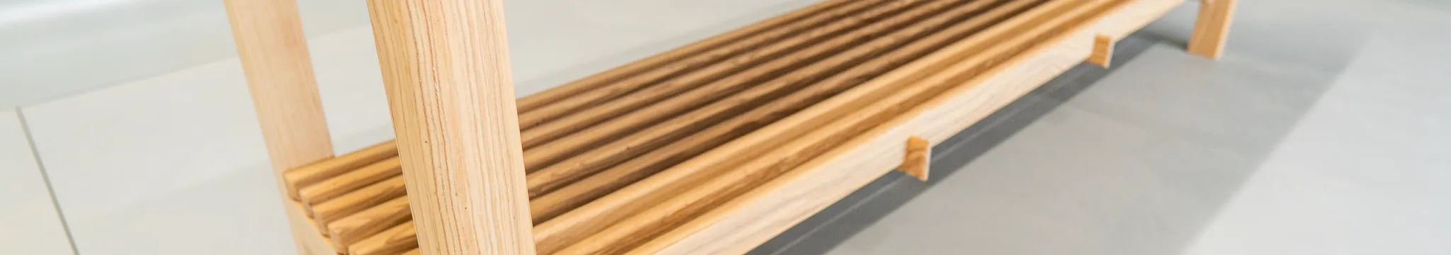Stummer Diener aus Holz mit Bank – Bild 2