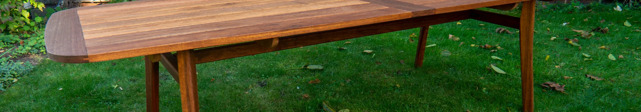 Gartentisch aus dunklem Holz – Bild 1