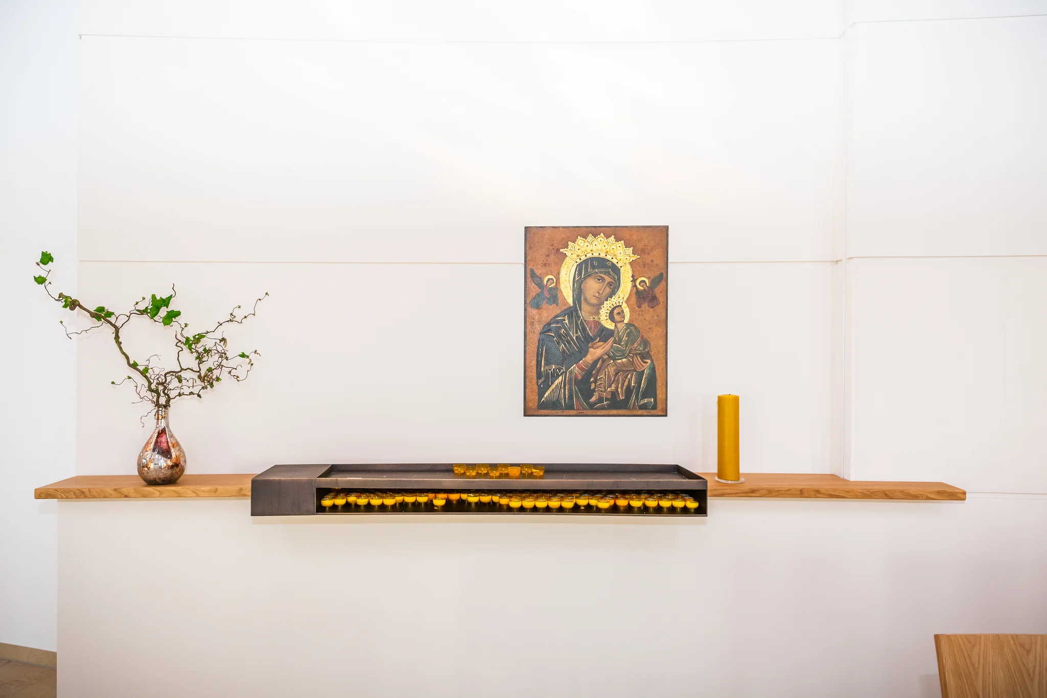 Komplettausstattung einer Kirche – in Eiche, Porzellanweiß und Taupe