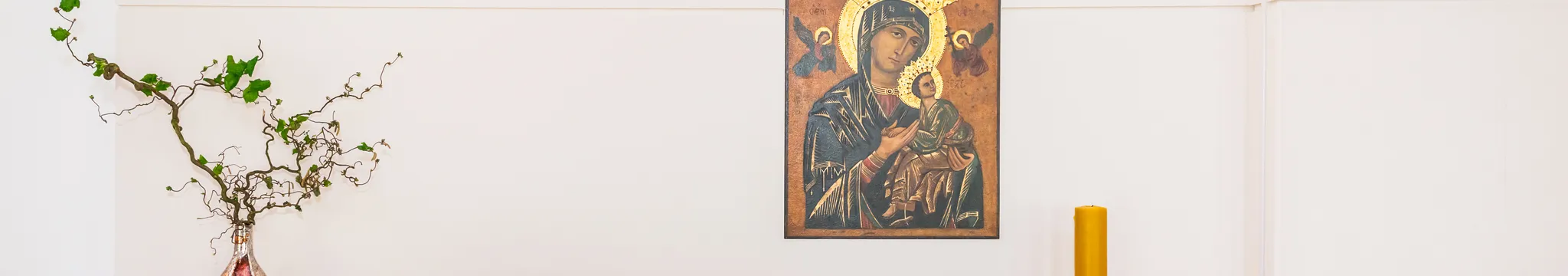 Komplettausstattung einer Kirche – in Eiche, Porzellanweiß und Taupe – Bild 1